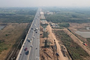 Các dự án hạ tầng giao thông lớn đang tạo nguồn việc làm cho khối nhà thầu xây dựng. Ảnh: Dũng Minh