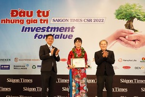 Bà Lưu Thị Thu Hằng – Giám đốc Cấp cao Thương hiệu và Marketing Dai-ichi Life Việt Nam nhận giải thưởng “Doanh nghiệp vì Cộng đồng - Saigon Times CSR 2022”