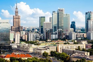 Tại Warsaw, thủ đô của Ba Lan, đang trải qua thời tiết giống như một ngày hè. Ảnh: CNN