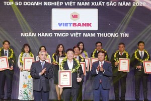 Ông Nguyễn Tiến Sỹ - Phó tổng giám đốc, đại diện VietBank nhận danh hiệu Top 50 Doanh nghiệp xuất sắc nhất Việt Nam 2022