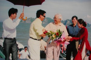 Thủ tướng Võ Văn Kiệt tới thăm đảo Tuần Châu năm 2002