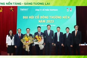 Hội đồng quản trị tặng hoa chia tay ông Nguyễn Anh Tuấn và chúc mừng ông Đinh Quang Hòa được bầu bổ sung vào Hội đồng quản trị nhiệm kỳ 2021-2025