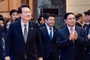 Thủ tướng Phạm Minh Chính cùng Tổng thống Hàn Quốc Yoon Suk Yeol dự Diễn đàn Doanh nghiệp Việt Nam - Hàn Quốc. Ảnh: VGP/Nhật Bắc