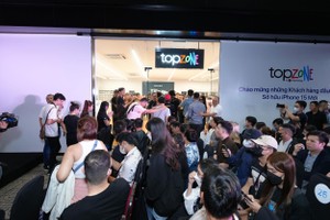 Khách hàng xếp hàng để mua iPhone 15 lúc nửa đêm