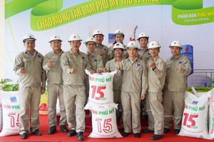 Cùng mừng vui đón tấn phân đạm thứ 15 triệu sau 20 năm Nhà máy đi vào hoạt động