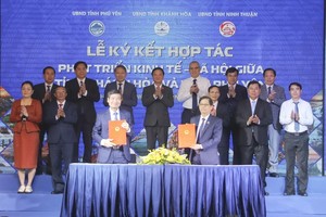 Lãnh đạo tỉnh Khánh Hòa và Phú Yên ký kết hợp tác hợp tác phát triển kinh tế - xã hội giai đoạn 2024 - 2025, định hướng đến năm 2030. Ảnh: Đ.L.