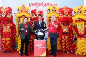 Tổng Lãnh sự Trung Quốc tại TP.HCM Ngụy Hoa Tường (giữa) - Phó Tổng giám đốc vận hành Vietjet Micheal Hickey (bên phải ngoài cùng) - Phó Tổng giám đốc thương mại Vietjet Nguyễn Bác Toán (bên trái ngoài cùng) thực hiện nghi thức khai trương đường bay TP. Hồ Chí Minh - Thành Đô.