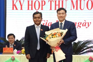 Bí thư Tỉnh ủy Gia Lai Hồ Văn Niên tặng hoa chúc mừng ông Nguyễn Tuấn Anh.