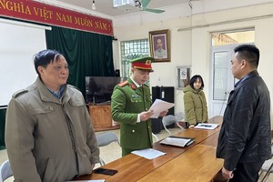 Cơ quan điều tra thực hiện các thủ tục tố tụng với Lý Ngọc Thành và Chu Văn Huỳnh. Ảnh: CA Bắc Kạn