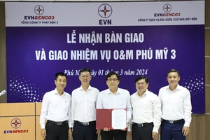 Ông Trương Văn Phương, Giám đốc Công ty EPS nhận Công văn giao nhiệm vụ O&M Nhà máy điện Phú Mỹ 3