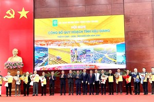 Phó Thủ tướng Trần Lưu Quang cùng lãnh đạo tỉnh Hậu Giang chúc mừng các nhà đầu tư, doanh nghiệp được trao giấy chứng nhận đăng ký đầu tư, biên bản ghi nhớ đầu tư... tại Hội nghị công bố Quy hoạch tỉnh Hậu Giang