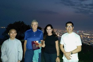 Tỷ phú Bill Gates và bạn gái Paula Hurd trong buổi thưởng trà trên đỉnh núi Bàn Cờ, Đà Nẵng cùng nghệ nhân Hoàng Anh Sướng (phải) và sư cô. (Ảnh: Hoàng Anh Sướng)