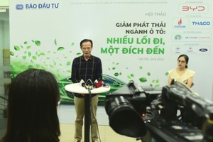 TS. Lê Xuân Nghĩa trả lời phỏng vấn báo chí bên lề Hội thảo “Giảm phát thải ngành ô tô: Nhiều lối đi, một đích đến”. Ảnh Dũng Minh.