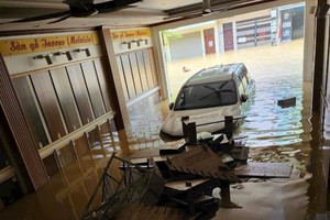 Một chiếc xe bị ngập nước do bão lũ tại Lào Cai ngày 10/9