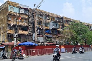 Khu chung cư cũ A7, A8 phường Vạn Mỹ (quận Ngô Quyền) đã bị lún, nghiêng sau cơn bão số 3. Ảnh: Thanh Tân