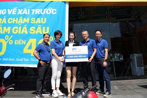 Đại diện PTI chi trả tạm ứng bồi thường cho một khách hàng sau cơn bão số 3