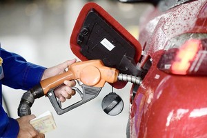 Giá xăng RON95 vọt lên 21.000 đồng/lít