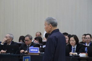 Cựu Bí thư Tỉnh ủy Bắc Ninh Nguyễn Nhân Chiến khai báo tại phiên tòa sơ thẩm. Ảnh: MH