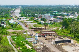 Một số dự án BT được đề xuất đầu tư sẽ nối với tuyến đường Vành đai 3 đoạn qua huyện Hóc Môn đang được xây dựng - Ảnh: L.M