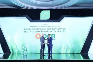 Ông Nguyễn Huy Đức, Giám đốc Tài chính OCB, nhận giải thưởng doanh nghiệp có sự tiến bộ vượt trội hạng mục báo cáo phát triển bền vững