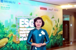 TS. Nguyễn Thị Thu Hà, Giám đốc Trường Đào tạo cán bộ Agribank, Phó trưởng ban Chỉ đạo ESG Agribank trao đổi với báo chí bên lề Hội thảo. Ảnh: Đức Thanh
