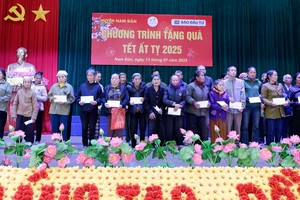 400 suất quà tết tặng bà con nghèo huyện Nam Đàn, tỉnh Nghệ An 