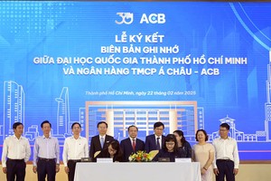 GS.TS Nguyễn Thị Thanh Mai - Phó giám đốc ĐHQG-HCM và bà Đinh Thị Thu Thảo - Phó giám đốc Khối Khách hàng cá nhân ACB đã ký kết biên bản ghi nhớ hợp tác, nhằm khai thác thế mạnh mỗi bên, giúp đỡ học sinh, sinh viên có hoàn cảnh khó khăn.