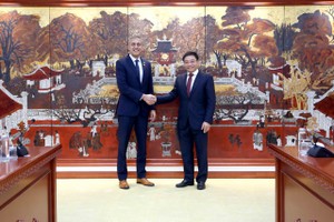 Bộ trưởng Nguyễn Văn Thắng tiếp Giám đốc Ban châu Á - Thái Bình Dương của Quỹ GCF Herman Mandal. (Ảnh: Đức Minh)