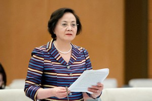 Bộ trưởng Bộ Nội vụ Phạm Thị Thanh Trà trình bày báo cáo.