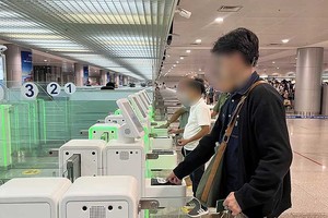 Cần siết quy trình cấp e-visa để hạn chế việc người nước ngoài ở lại Việt Nam trái phép. Trong ảnh: Làm thủ tục nhập cảnh tại sân bay Nội Bài.