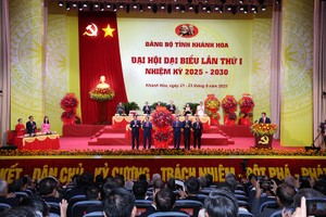 Chủ tịch Quốc hội Trần Thanh Mẫn (thứ 3, từ phải sang) tặng hoa chúc mừng Đại hội Đại biểu Đảng bộ tỉnh Khánh Hòa lần thứ I, nhiệm kỳ 2025 - 2030. Ảnh: V.T