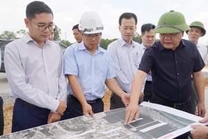 Chủ tịch UBND tỉnh Quảng Trị Trần Phong (áo đen) kiểm tra hiện trường tình hình thực hiện Dự án thành phần 2 - Cầu Nhật Lệ 3 và đường 2 đầu cầu