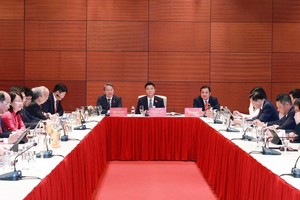 Phó Thủ tướng Chính phủ Lê Thành Long thảo luận tại Tổ 6 - Ảnh: VGP/HM