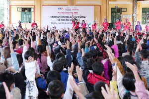 Các tình nguyện viên Prudential chung tay cải tạo cơ sở hạ tầng trường học tại Lào Cai 