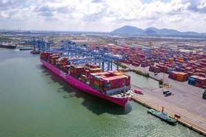 Các doanh nghiệp lo ngại nếu thu thêm phí cảng biển khu vực Bình Dương và Bà Rịa - Vũng Tàu sẽ làm tăng thêm chi phí logistics. Trong ảnh: Cụm cảng Cái Mép - Thị Vải