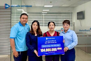 Đại diện Bảo hiểm VietinBank chi nhánh Kiên Giang trao quyền lợi bảo hiểm cho đại diện gia đình ông Trần Đình Bửu