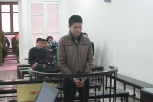 Lừa xin việc bằng mác “cha làm quan to”