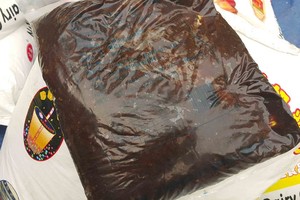 Thu giữ 10.000 gói kẹo trẻ em và 1,3 tấn phụ gia, thực phẩm không rõ xuất xứ