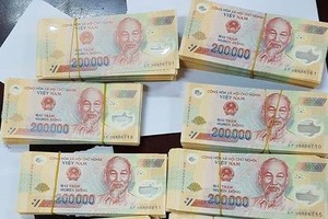 Bắt quả tang cặp vợ chồng rao bán 470 triệu đồng tiền giả tại Hoài Đức