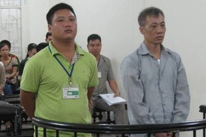 Hai bị cáo tại tòa.