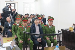 Bị cáo Giang Kim Đạt (ngồi giữ hàng đầu) tại Tòa