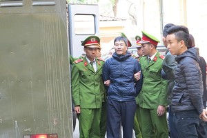 Bị cáo Giang Kim Đạt bị dẫn giải ra tòa