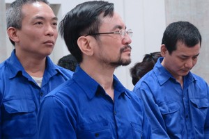 Bị cáo Hồng, đeo kính.