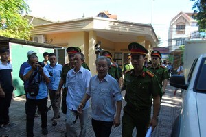 Cảnh sát dẫn giải các bị cáo đến tòa.