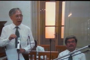 Luật sư Hoàng Huy Được tranh luận tại tòa.