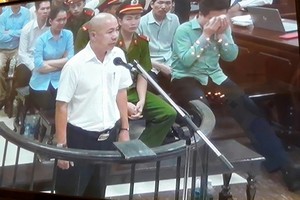 Trước lời trình bày của cấp dưới, bị cáo Hà Văn Thắm rơi nước mắt.