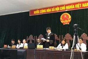 Chủ tọa công bố bản án sơ thẩm.