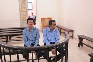 Hai bị cáo tại tòa.