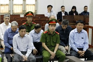 Các bị cáo tại TAND Hà Nội. Ảnh: TTXVN