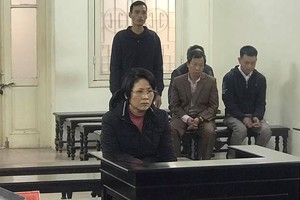 Bị cáo Hoa, đeo kính.